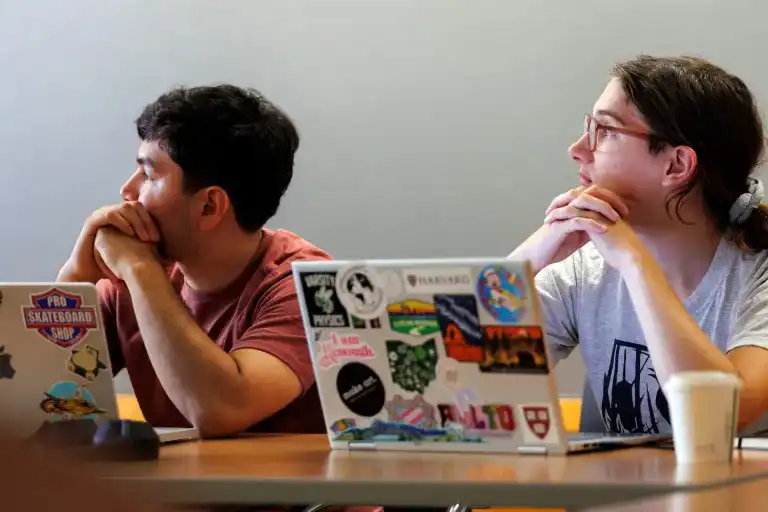 Erick Contreras-Rodriguez (left) and Madison Codding, both ’27. Stephanie Mitchell/Harvard Staff Photographer